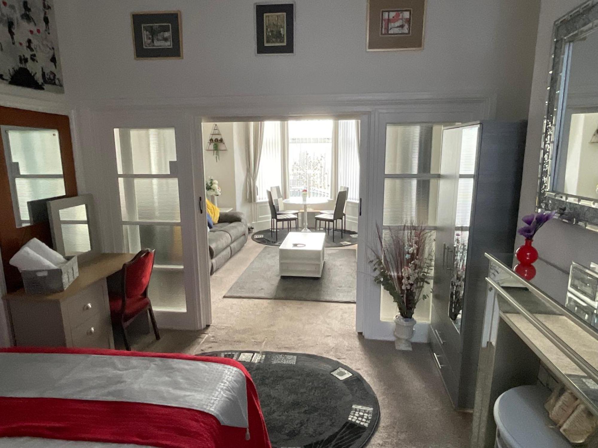 Victoria House - Self Catering Quiet Guesthouse - Adult Singles And Couples Only 블랙풀 외부 사진