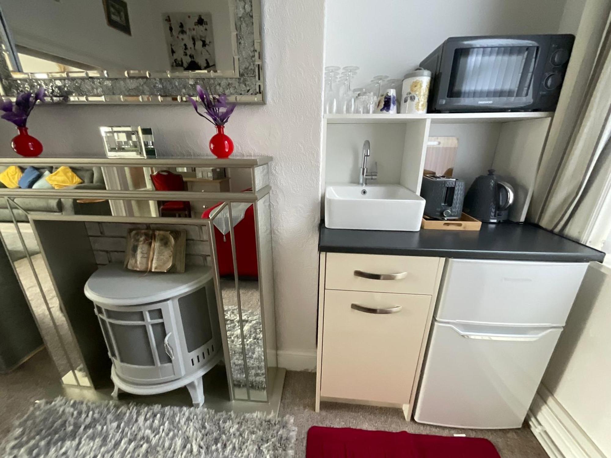 Victoria House - Self Catering Quiet Guesthouse - Adult Singles And Couples Only 블랙풀 외부 사진
