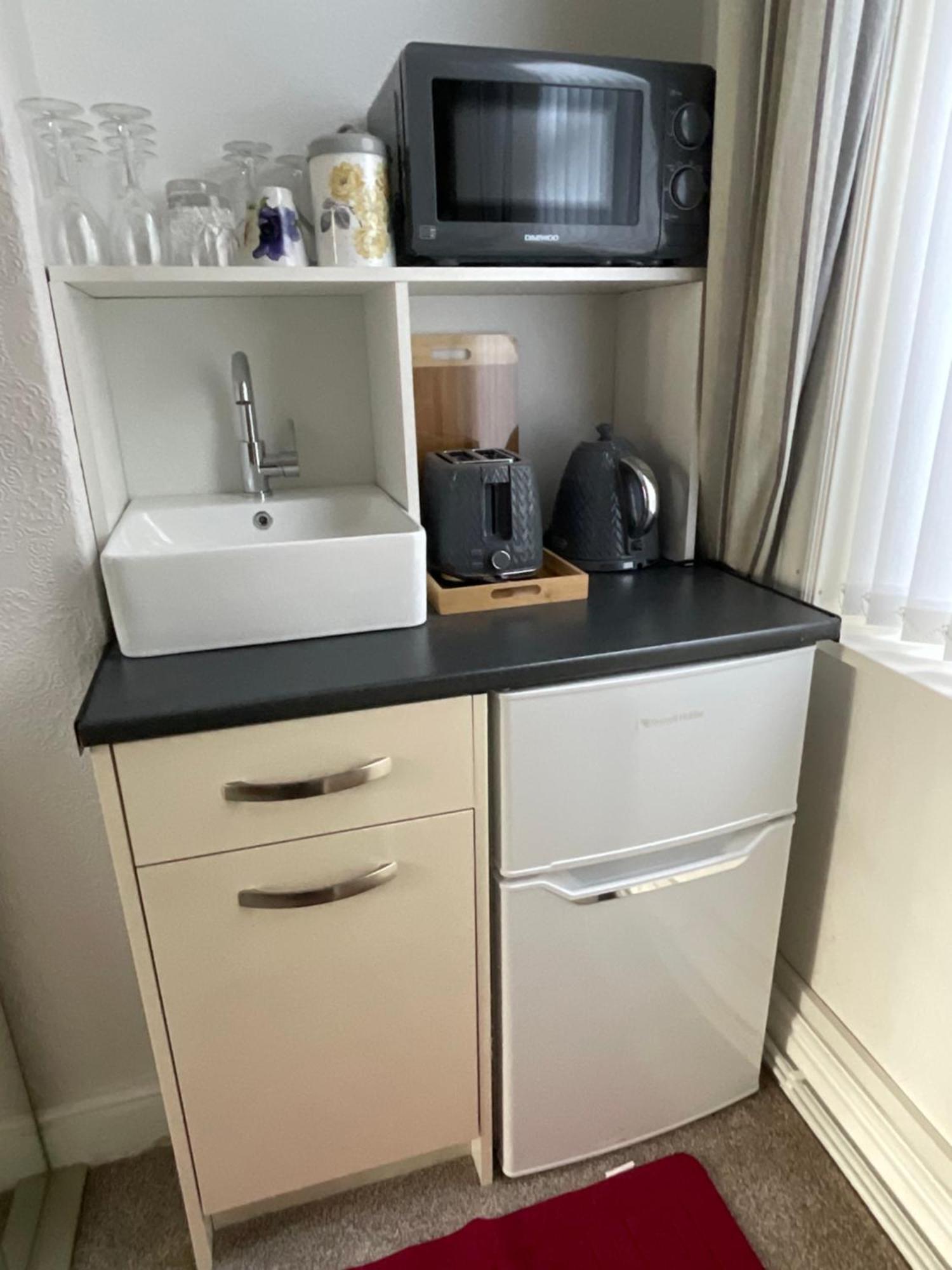 Victoria House - Self Catering Quiet Guesthouse - Adult Singles And Couples Only 블랙풀 외부 사진