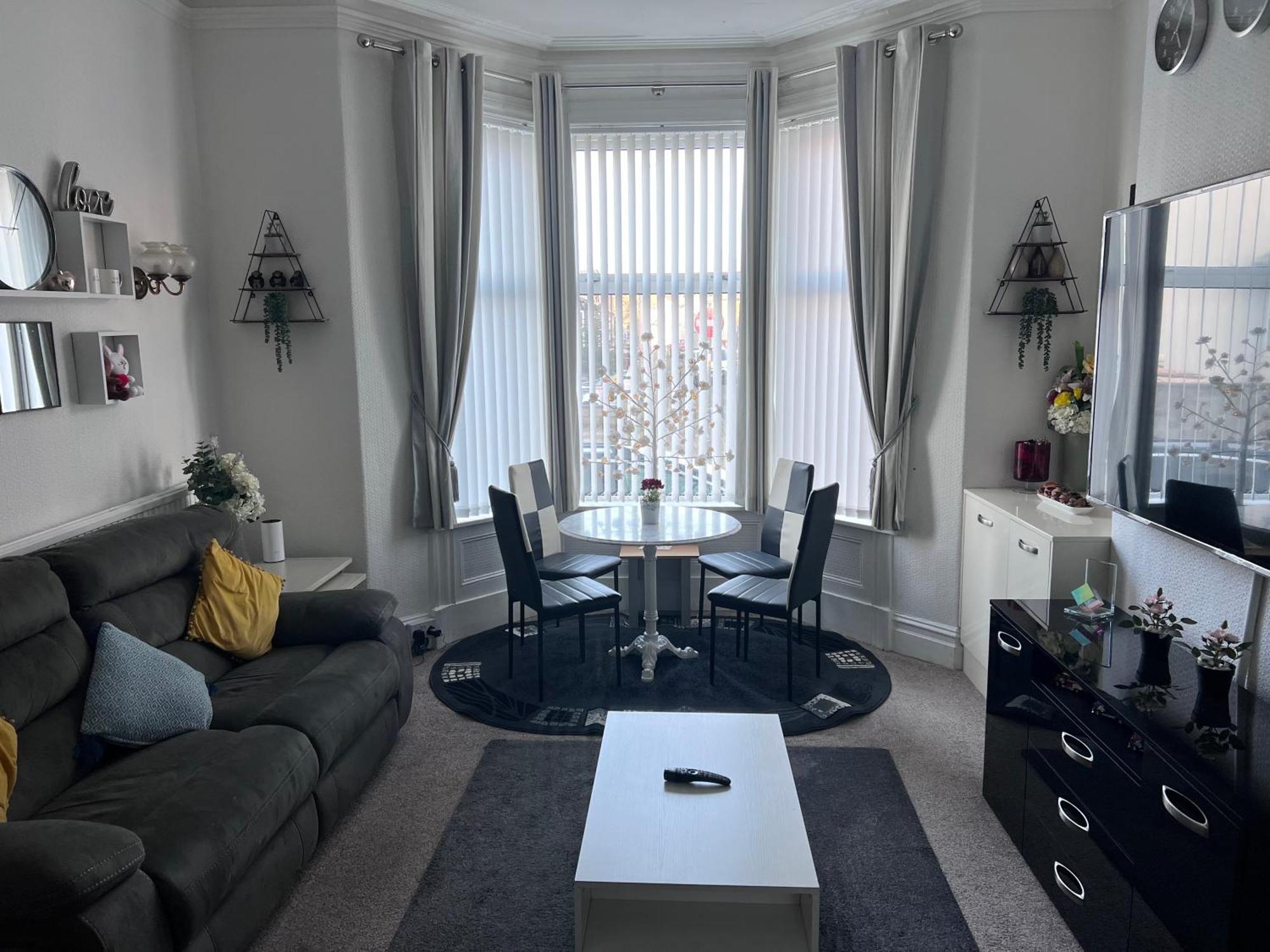 Victoria House - Self Catering Quiet Guesthouse - Adult Singles And Couples Only 블랙풀 외부 사진