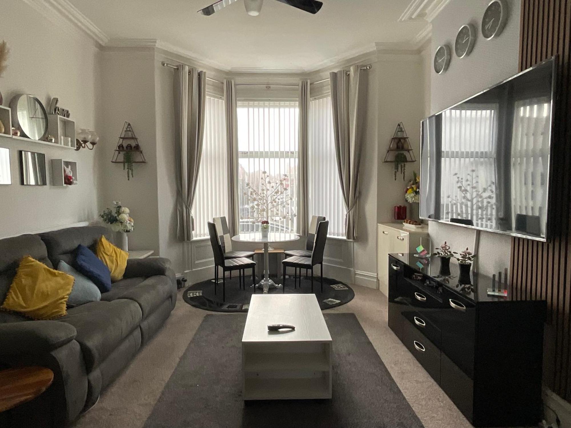 Victoria House - Self Catering Quiet Guesthouse - Adult Singles And Couples Only 블랙풀 외부 사진