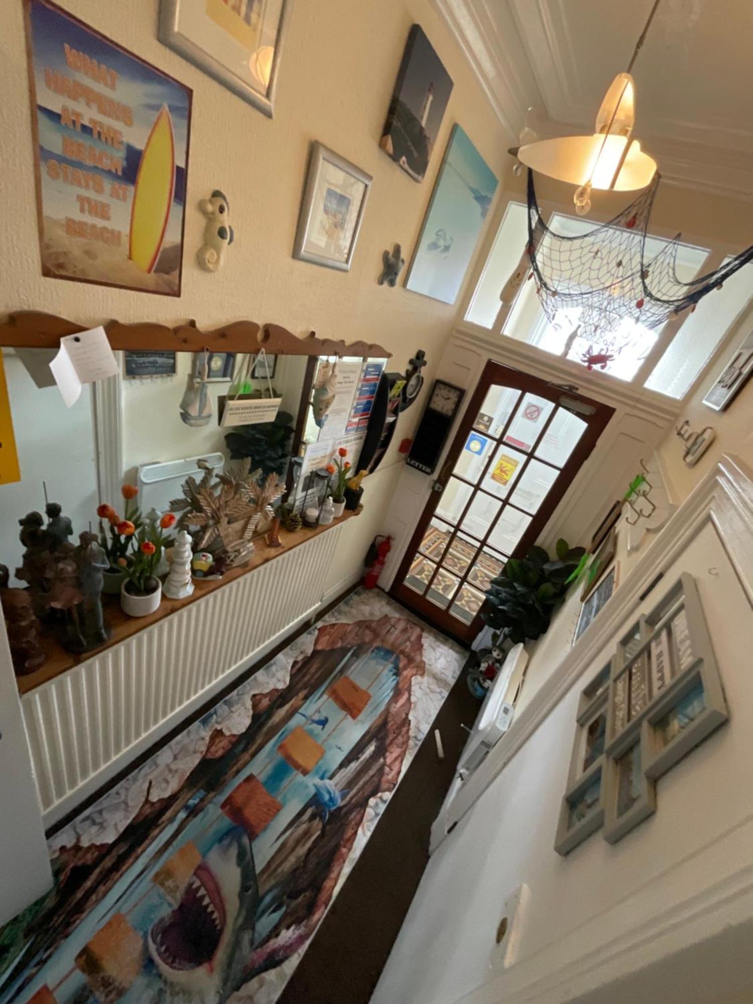 Victoria House - Self Catering Quiet Guesthouse - Adult Singles And Couples Only 블랙풀 외부 사진