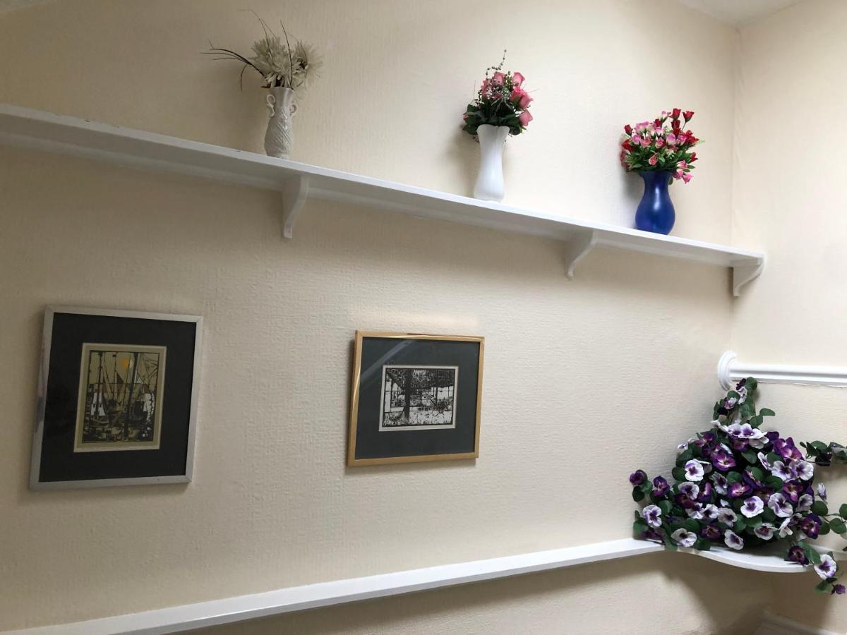 Victoria House - Self Catering Quiet Guesthouse - Adult Singles And Couples Only 블랙풀 외부 사진