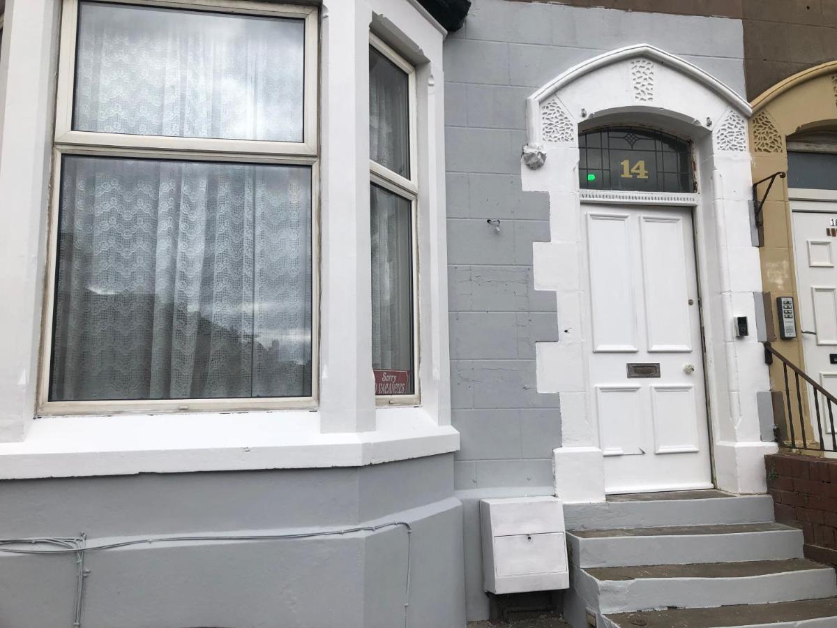 Victoria House - Self Catering Quiet Guesthouse - Adult Singles And Couples Only 블랙풀 외부 사진